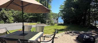 Quaint 2-bedroom house overlooking Lake Winnipesaukee in welcoming Gilford
