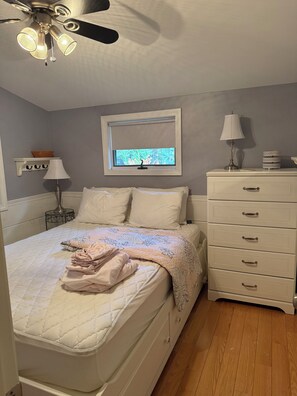 Iron/ironing board, Internet, bed sheets - Quaint 2-bedroom house overlooking Lake Winnipesaukee in welcoming Gilford (Gilford)