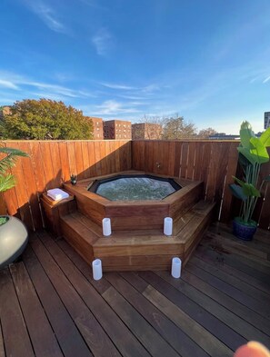 Outdoor spa tub