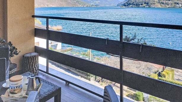 Un balcone con vista su un lago e montagne.