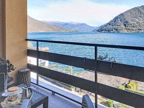 A balcony with a view of a lake and mountains. - Apartment Olli by Interhome (Porto Ceresio)