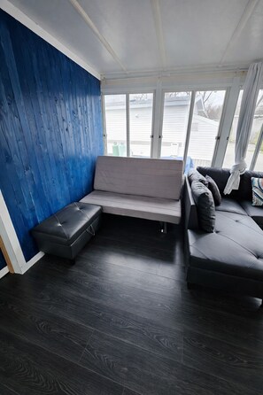 Living area - 30KM to Niagara Falls, Sun Retreat Resort, Private Beach Access/View. Sleep 8 (Port Colborne)
