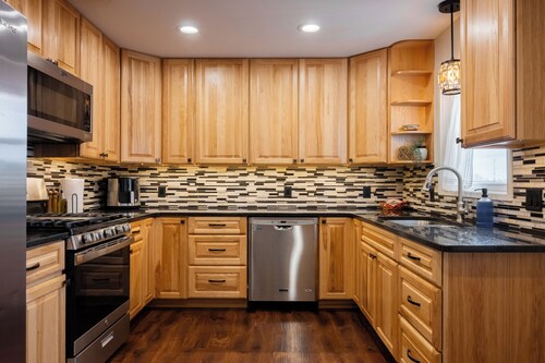 HOT TUB! 4 BR - Sleeps 14 - Walk to MSUM