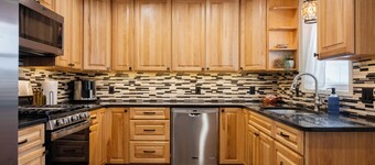 HOT TUB! 4 BR - Sleeps 14 - Walk to MSUM