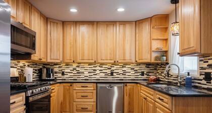 HOT TUB! 4 BR - Sleeps 14 - Walk to MSUM