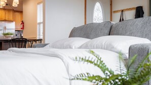 Une chambre à coucher avec un lit, un bureau et une fenêtre.