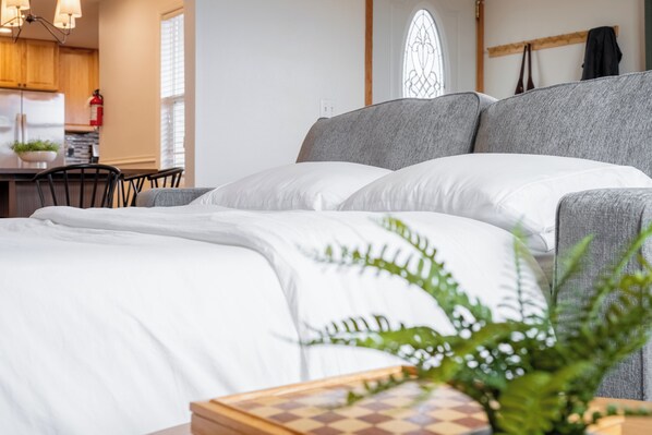 Tabla de planchar con plancha, wifi y ropa de cama 