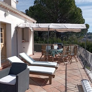 Outdoor dining - Vrbo Property (Auribeau-sur-Siagne)