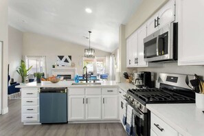 Fridge, microwave, oven, stovetop - ❤️Chic 3BR Vegas Getaway w/ Pool Table and Hot Tub (North Las Vegas)