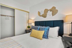 Travel cot, WiFi, bed sheets - 5 Bedroom Vegas w Pool & fun amenities! (North Las Vegas)
