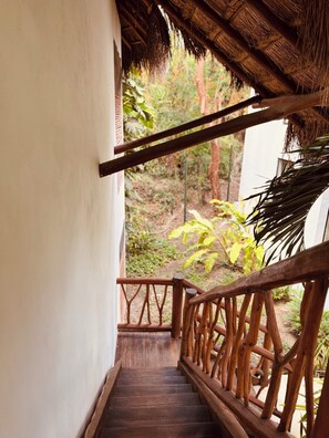 Phòng tiện nghi đơn giản, ban công, quang cảnh vườn | Khuôn viên nơi lưu trú