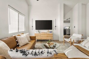 Televisión, chimenea y oficina 