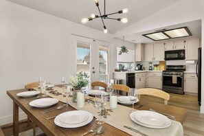 Dining - 4BR Vegas Oasis: Pool, Spa & Pickleball Court (North Las Vegas)