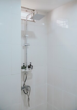 Superior-Doppelzimmer, Stadtblick | Badezimmer | Dusche, Handtücher, Seife, Shampoo