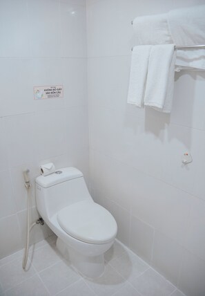 Habitación doble superior, vistas a la ciudad | Baño | Ducha, toallas, jabón y champú