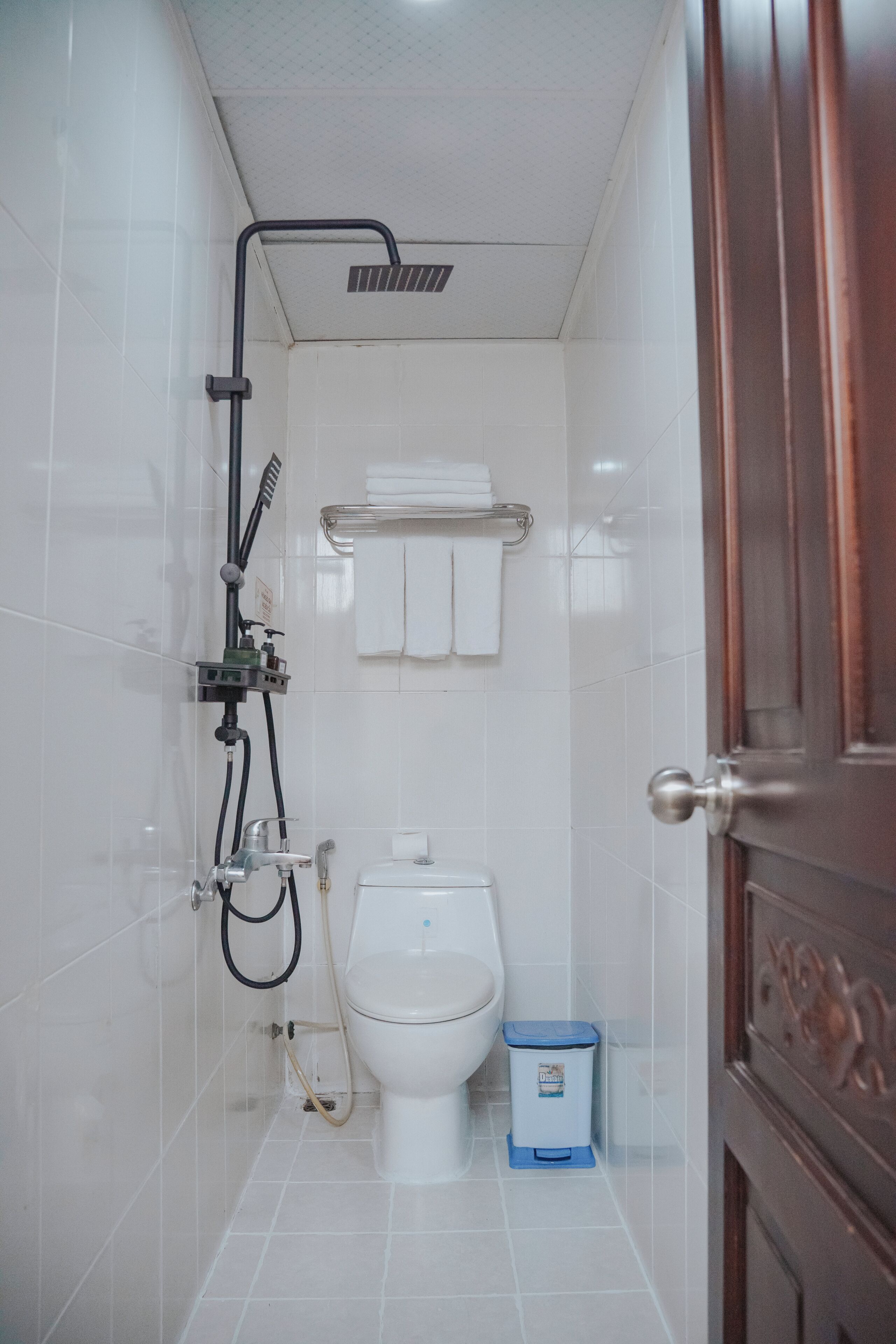 Familie driepersoonskamer, 2 slaapkamers, uitzicht op de stad | Badkamer | Een douche, handdoeken, zeep, shampoo