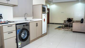 Junior Suite, 1 King Bed, Kitchen | Interior