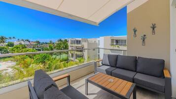 Deluxe-Apartment, 2 Schlafzimmer, eingeschränkter Meerblick | Unterkunftsgelände