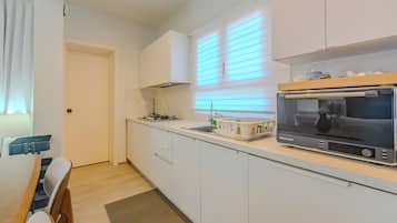 Deluxe appartement, 2 slaapkamers, gedeeltelijk uitzicht op zee | Privékeuken