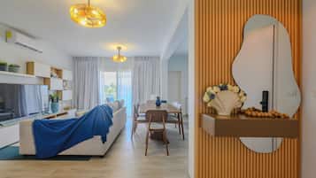 Leilighet – deluxe, 2 soverom, delvis sjøutsikt | Oppholdsområde