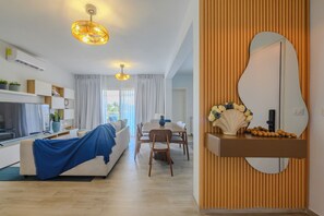 Appartamento Deluxe, 2 camere da letto, vista mare parziale | Area soggiorno