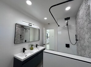Shower, hair dryer, towels, soap - Gorgeous Splash Pad, 3-bedroom house with AC in sunny Palm Springs (Palm Springs)