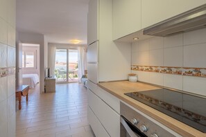 Fridge, oven, dishwasher, coffee/tea maker - AY-2 Apartment next to the beach (Calella de Palafrugell)