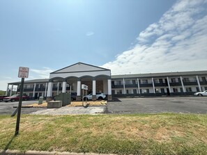 Front of property - Budget Host Inn (Salina)