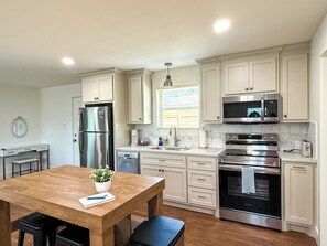 Fridge, microwave, oven, stovetop - Skyline Estate – Sunrise to Sunset (Searcy)