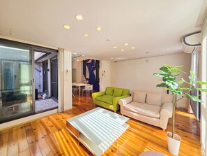 Living area - Vrbo Property (中野区)