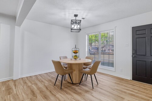 Close to St. Francis, ULM, META-pet friendly King Bed, plenty of parking space.