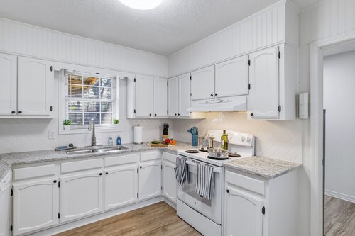 Close to St. Francis, ULM, META-pet friendly King Bed, plenty of parking space.