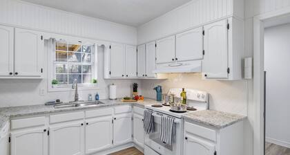 Close to St. Francis, ULM, META-pet friendly King Bed, plenty of parking space.