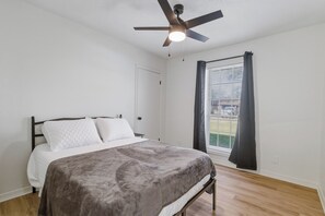 Room - Close to St. Francis, ULM, META-pet friendly King Bed, plenty of parking space. (Monroe)