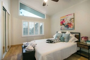 Iron/ironing board, travel cot, WiFi, bed sheets - Elegant 5BR Home w/ *Heated* Pool & Pool Table (Albuquerque)