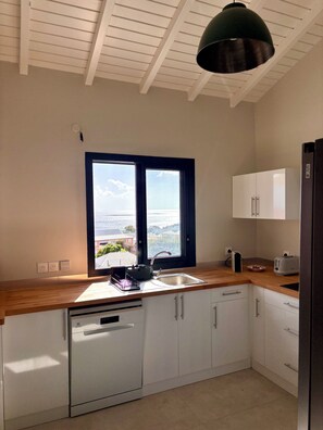 Private kitchen - Villa Framboisiers facing the sea (Basse-Terre)