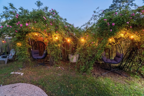 Luxury Stay w/ Pool, Spa & Outdoor Bar