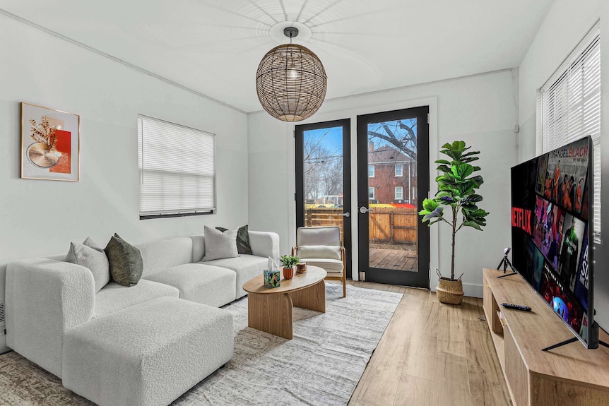 Detroit Mansion | Fireplace Suites | Sleeps 14 - Windsor