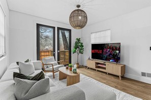 Televisio, takka, työhuone