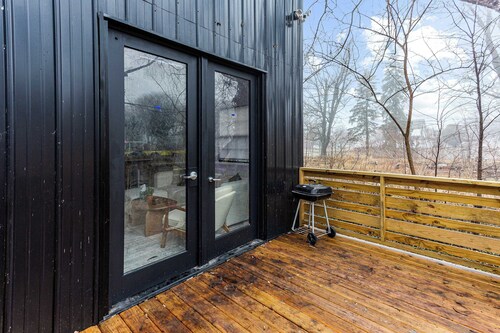 Detroit Mansion | Fireplace Suites | Sleeps 14