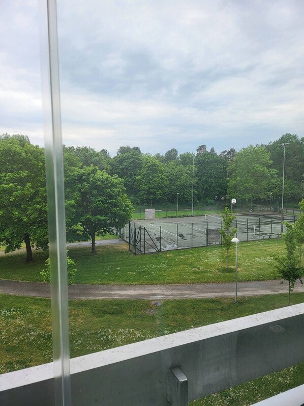 Gemeinsamer Schlafsaal, 2 Schlafzimmer, Balkon | Sportplatz