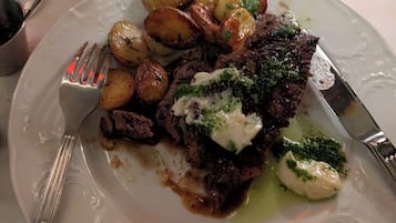 Dortoir Partagé, 2 chambres, balcon | Repas de petit déjeuner