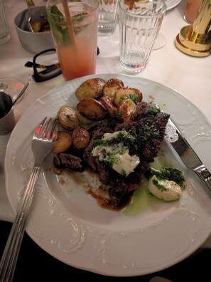 Gemeinsamer Schlafsaal, 2 Schlafzimmer, Balkon | Frühstücksgericht