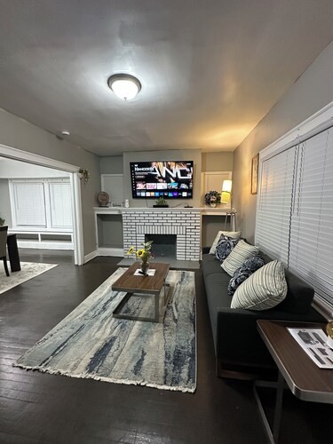 Peaceful 2-bedroom house with AC in welcoming Cleveland