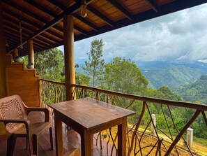 舒適三人房, 陽台, 山景 | 室外用餐