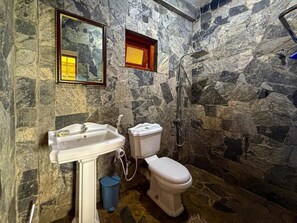 Deluxe tweepersoonskamer, balkon, uitzicht op bergen | Badkamer