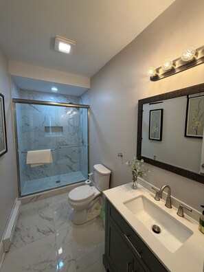 Shower, hair dryer, towels - Historic Jim Thorpe Stay at Charles Albright (Jim Thorpe)
