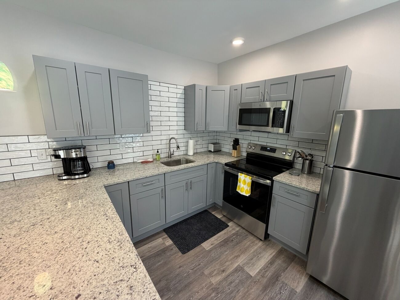 Coffee/tea maker, fridge, microwave, oven