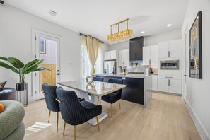 Microwave, oven, stovetop, dishwasher - Lux Grand Dtown; Hou/NRG WorldCup Stadium; Med Ctr; HotTub/Sauna; 6 Bedrooms; 20 (Houston)