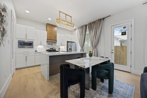 Dining - Lux Grand Dtown; Hou/NRG WorldCup Stadium; Med Ctr; HotTub/Sauna; 6 Bedrooms; 20 (Houston)